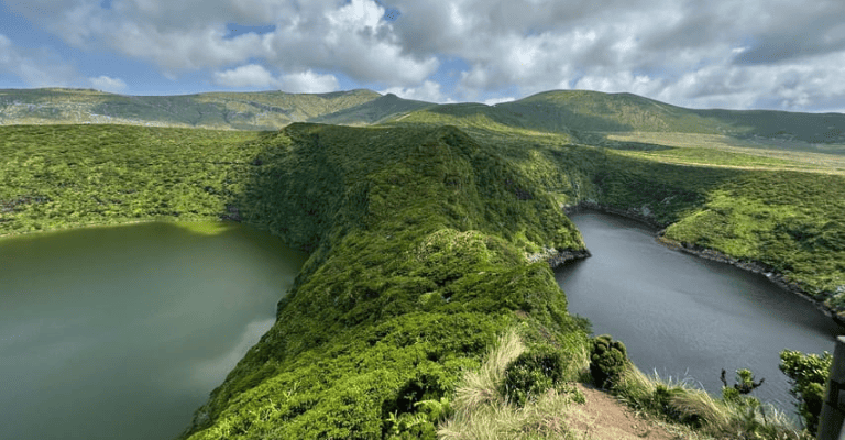 caldeira negra e comprida localizado na ilha das flores